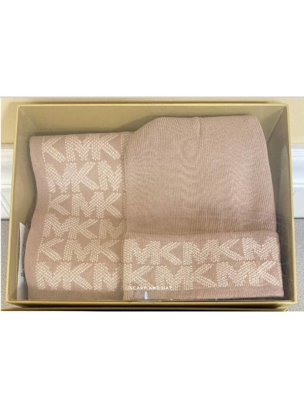 MICHAEL KORS SCARF AND HAT GIFT SET IN LIGHT PINK